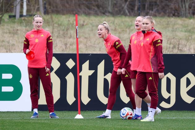 Frankfurt am Main, Deutschland 25. Februar 2026: Vorbereitung auf das Frauen WM-Qualifikationsspiel Deutschland vs. Slovenien - Training Im Bild: v.li. Franziska Kett (Deutschland), Giulia Gwinn (Deutschland), Janina Minge (Deutschland) und Jella Veit (Deutschland) Copyright: HMBxMedia MadeleinexFantini