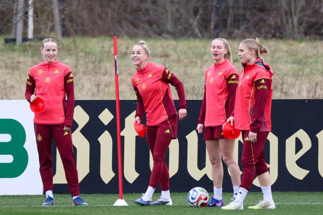 Frankfurt am Main, Deutschland 25. Februar 2026: Vorbereitung auf das Frauen WM-Qualifikationsspiel Deutschland vs. Slovenien - Training Im Bild: v.li. Franziska Kett (Deutschland), Giulia Gwinn (Deutschland), Janina Minge (Deutschland) und Jella Veit (Deutschland) Copyright: HMBxMedia MadeleinexFantini