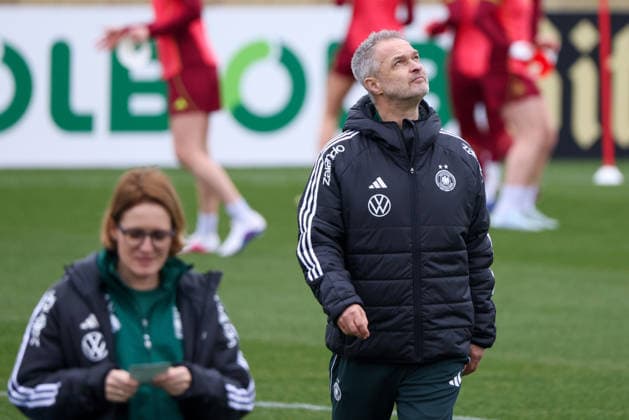 Frankfurt am Main, Deutschland 25. Februar 2026: Vorbereitung auf das Frauen WM-Qualifikationsspiel Deutschland vs. Slovenien - Training Im Bild: Bundestrainer Christian Wück Wueck (Deutschland) Copyright: HMBxMedia MadeleinexFantini