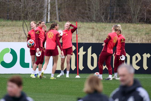 Frankfurt am Main, Deutschland 25. Februar 2026: Vorbereitung auf das Frauen WM-Qualifikationsspiel Deutschland vs. Slovenien - Training Im Bild: v.li. Sjoeke Nüsken Nuesken (Deutschland), Laura Mühlhaus Muehlhaus (Deutschland), Jule Brand (Deutschland), Vivien Endemann (Deutschland) mit ihren Mannschaftskolleginnen Copyright: HMBxMedia MadeleinexFantini