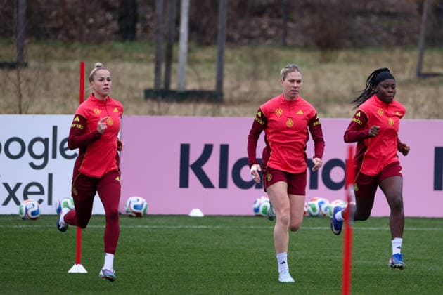 Frankfurt am Main, Deutschland 25. Februar 2026: Vorbereitung auf das Frauen WM-Qualifikationsspiel Deutschland vs. Slovenien - Training Im Bild: v.li. Giulia Gwinn (Deutschland), Rebecca Knaak (Deutschland) und Nicole Anyomi (Deutschland) Copyright: HMBxMedia MadeleinexFantini