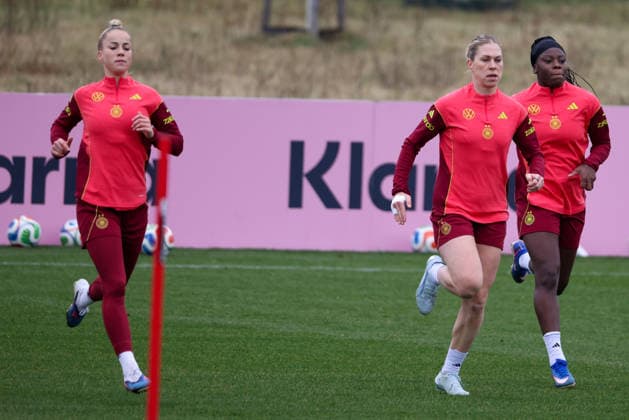 Frankfurt am Main, Deutschland 25. Februar 2026: Vorbereitung auf das Frauen WM-Qualifikationsspiel Deutschland vs. Slovenien - Training Im Bild: v.li. Giulia Gwinn (Deutschland), Rebecca Knaak (Deutschland) und Nicole Anyomi (Deutschland) Copyright: HMBxMedia MadeleinexFantini