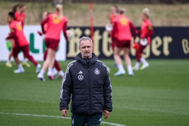 Frankfurt am Main, Deutschland 25. Februar 2026: Vorbereitung auf das Frauen WM-Qualifikationsspiel Deutschland vs. Slovenien - Training Im Bild: Bundestrainer Christian Wück Wueck (Deutschland) Copyright: HMBxMedia MadeleinexFantini