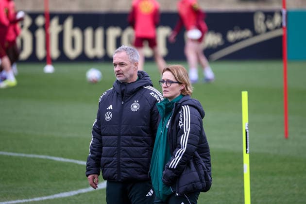 Frankfurt am Main, Deutschland 25. Februar 2026: Vorbereitung auf das Frauen WM-Qualifikationsspiel Deutschland vs. Slovenien - Training Im Bild: v.li. Bundestrainer Christian Wück Wueck (Deutschland) und Co-Trainerin Saskia Bartusiak (Deutschland) Copyright: HMBxMedia MadeleinexFantini