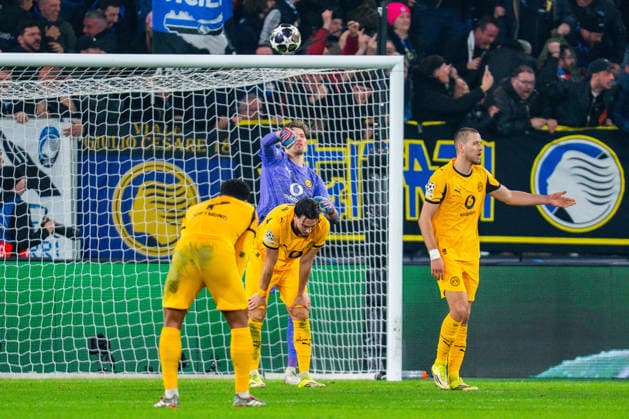 25.02.2026, Atalanta Bergamo vs. Borussia Dortmund, UEFA Champions League, Playoffs-Rückspiel Tor zum 2:0 durch Davide Zappacosta (Atalanta Bergamo) Waldemar Anton (Borussia Dortmund, 3) Ramy Bensebaini (Borussia Dortmund, 5) Gregor Kobel (Borussia Dortmund, 1) Jobe Bellingham (Borussia Dortmund, 7) Regulations prohibit any use of photographs as image sequences and or quasi video Copyright: xBahhoxKarax