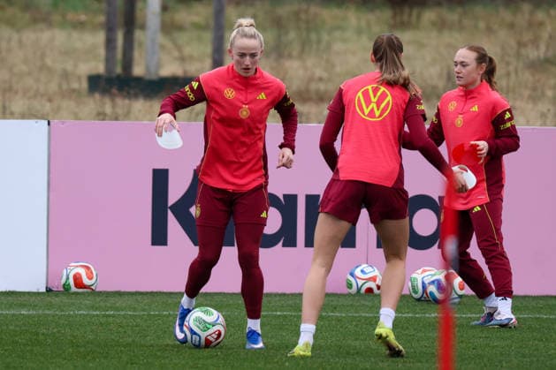 Frankfurt am Main, Deutschland 25. Februar 2026: Vorbereitung auf das Frauen WM-Qualifikationsspiel Deutschland vs. Slovenien - Training Im Bild: v.li. Lea Schüller Schueller (Deutschland), Jule Brand (Deutschland) und Lisanne Gräwe Graewe (Deutschland) Copyright: HMBxMedia MadeleinexFantini