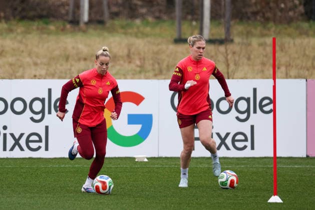 Frankfurt am Main, Deutschland 25. Februar 2026: Vorbereitung auf das Frauen WM-Qualifikationsspiel Deutschland vs. Slovenien - Training Im Bild: v.li. Giulia Gwinn (Deutschland) und Rebecca Knaak (Deutschland) Copyright: HMBxMedia MadeleinexFantini