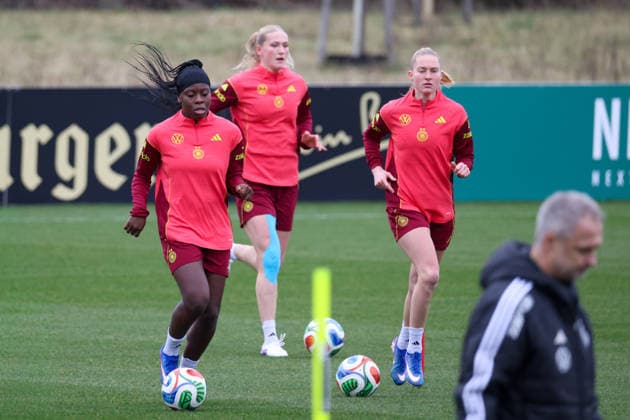 Frankfurt am Main, Deutschland 25. Februar 2026: Vorbereitung auf das Frauen WM-Qualifikationsspiel Deutschland vs. Slovenien - Training Im Bild: v.li. Nicole Anyomi (Deutschland), im Hintergrund Camilla Küver Kuever (Deutschland) und Janina Minge (Deutschland) Copyright: HMBxMedia MadeleinexFantini