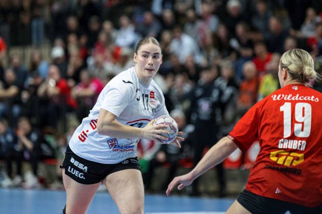 Charlotte Kähr (Zwickau, 17), Lea Gruber (Halle, 19), SV Union Halle-Neustadt vs. BSV Sachsen Zwickau, Alsco Handball Bundesliga Frauen, Saison 2025 26, 18. Spieltag, 25.02.2026 Halle SWH Arena Sachsen-Anhalt Deutschland