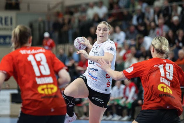 Madeleine Östlund (Halle, 13), Charlotte Kähr (Zwickau, 17), Lea Gruber (Halle, 19), SV Union Halle-Neustadt vs. BSV Sachsen Zwickau, Alsco Handball Bundesliga Frauen, Saison 2025 26, 18. Spieltag, 25.02.2026 Halle SWH Arena Sachsen-Anhalt Deutschland