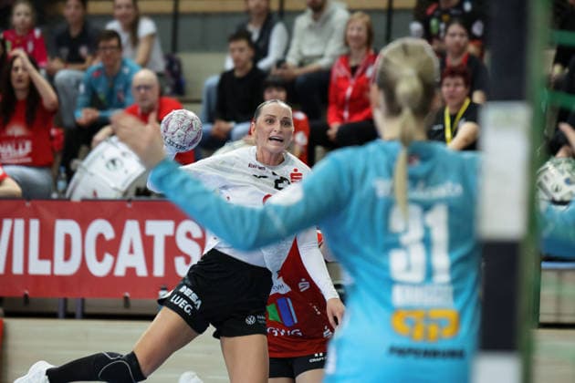Silje Brons Petersen (Zwickau, 23), Torhüterin Sofie Kruggel (Halle, 31), SV Union Halle-Neustadt vs. BSV Sachsen Zwickau, Alsco Handball Bundesliga Frauen, Saison 2025 26, 18. Spieltag, 25.02.2026 Halle SWH Arena Sachsen-Anhalt Deutschland