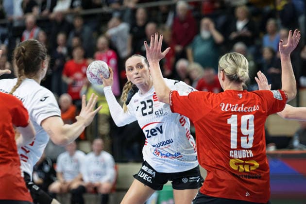 Silje Brons Petersen (Zwickau, 23), Lea Gruber (Halle, 19), SV Union Halle-Neustadt vs. BSV Sachsen Zwickau, Alsco Handball Bundesliga Frauen, Saison 2025 26, 18. Spieltag, 25.02.2026 Halle SWH Arena Sachsen-Anhalt Deutschland