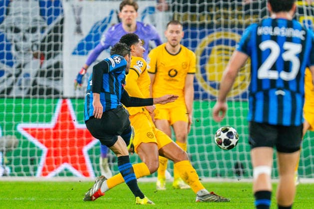 25.02.2026, Atalanta Bergamo vs. Borussia Dortmund, UEFA Champions League, Playoffs-Rückspiel Tor zum 2:0 durch Davide Zappacosta (Atalanta Bergamo) Jobe Bellingham (Borussia Dortmund, 7) Regulations prohibit any use of photographs as image sequences and or quasi video Copyright: xBahhoxKarax