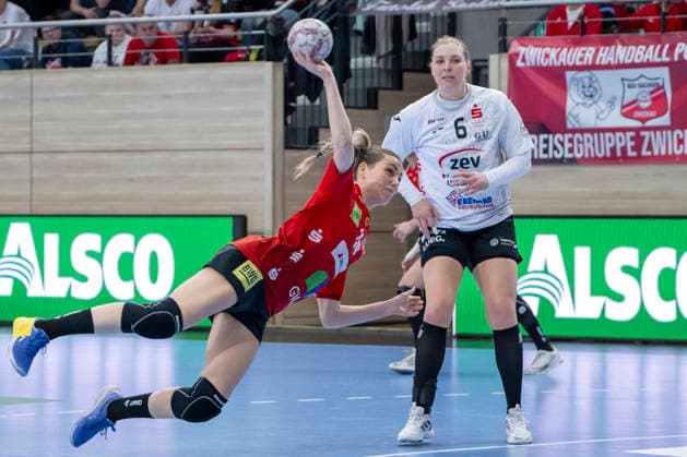 Handball Bundesliga Frauen,HBF, Saison 2025 2026 SV Union Halle-Neustadt vs.BSV Sachsen Zwickau Halle, Deutschland 25.Februar 2026: Im Bild:v.li.Madeleine Östlund Oestlund (Halle) und Laura Szabo (Zwickau) Halle Saale SWH Arena Sachsen-Anhalt Deutschland