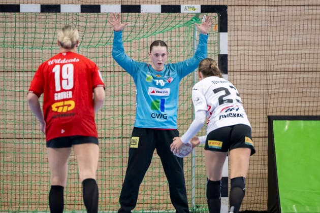 Handball Bundesliga Frauen,HBF, Saison 2025 2026 SV Union Halle-Neustadt vs.BSV Sachsen Zwickau Halle, Deutschland 25.Februar 2026: Im Bild:v.li.Lea Gruber (Halle), Torhueterin Nicola Czaja (Halle) und Silja Broens Petersen (Zwickau) Halle Saale SWH Arena Sachsen-Anhalt Deutschland