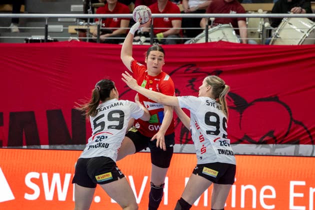 Handball Bundesliga Frauen,HBF, Saison 2025 2026 SV Union Halle-Neustadt vs.BSV Sachsen Zwickau Halle, Deutschland 25.Februar 2026: Im Bild:v. li. im Zweikampf Kaho Nakayama (Zwickau), Lynn Molenaar (Halle) und Rome Steverink (Zwickau) Halle Saale SWH Arena Sachsen-Anhalt Deutschland