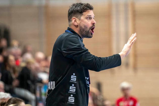 Handball Bundesliga Frauen,HBF, Saison 2025 2026 SV Union Halle-Neustadt vs.BSV Sachsen Zwickau Halle, Deutschland 25.Februar 2026: Im Bild:Trainer Norman Rentsch (Zwickau) Halle Saale SWH Arena Sachsen-Anhalt Deutschland