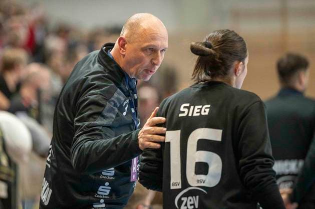 Handball Bundesliga Frauen,HBF, Saison 2025 2026 SV Union Halle-Neustadt vs.BSV Sachsen Zwickau Halle, Deutschland 25.Februar 2026: Im Bild:v.li.Torwarttrainer Thomas Mueller (Zwickau) und Torfrau Thara Sieg (Zwickau) Halle Saale SWH Arena Sachsen-Anhalt Deutschland