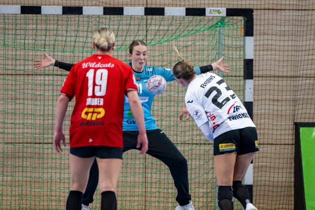 Handball Bundesliga Frauen,HBF, Saison 2025 2026 SV Union Halle-Neustadt vs.BSV Sachsen Zwickau Halle, Deutschland 25.Februar 2026: Im Bild:v.li.Lea Gruber (Halle), Torhueterin Sofie Kruggel (Halle) und Silja Broens Petersen (Zwickau) Halle Saale SWH Arena Sachsen-Anhalt Deutschland