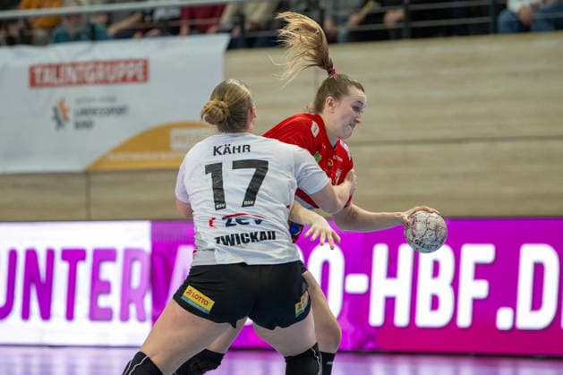 Handball Bundesliga Frauen,HBF, Saison 2025 2026 SV Union Halle-Neustadt vs.BSV Sachsen Zwickau Halle, Deutschland 25.Februar 2026: Im Bild:v. li. im Zweikampf Charlotte Kähr Kaehr (Zwickau) und Cara Reuthal (Halle) Halle Saale SWH Arena Sachsen-Anhalt Deutschland