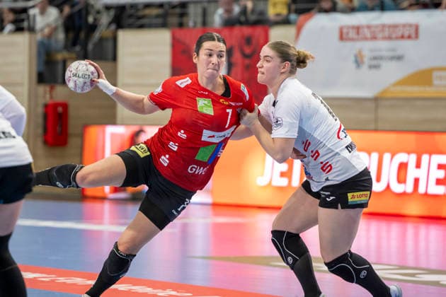 Handball Bundesliga Frauen,HBF, Saison 2025 2026 SV Union Halle-Neustadt vs.BSV Sachsen Zwickau Halle, Deutschland 25.Februar 2026: Im Bild:v. li. im Zweikampf Lynn Molenaar (Halle) und Charlotte Kähr Kaehr (Zwickau) Halle Saale SWH Arena Sachsen-Anhalt Deutschland