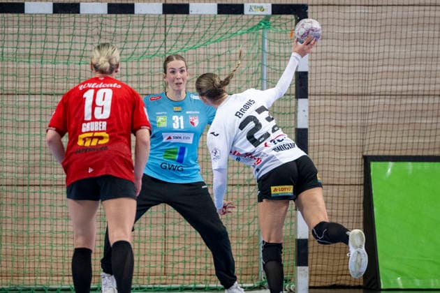 Handball Bundesliga Frauen,HBF, Saison 2025 2026 SV Union Halle-Neustadt vs.BSV Sachsen Zwickau Halle, Deutschland 25.Februar 2026: Im Bild:v.li.Lea Gruber (Halle), Torhueterin Sofie Kruggel (Halle) und Silja Broens Petersen (Zwickau) Halle Saale SWH Arena Sachsen-Anhalt Deutschland