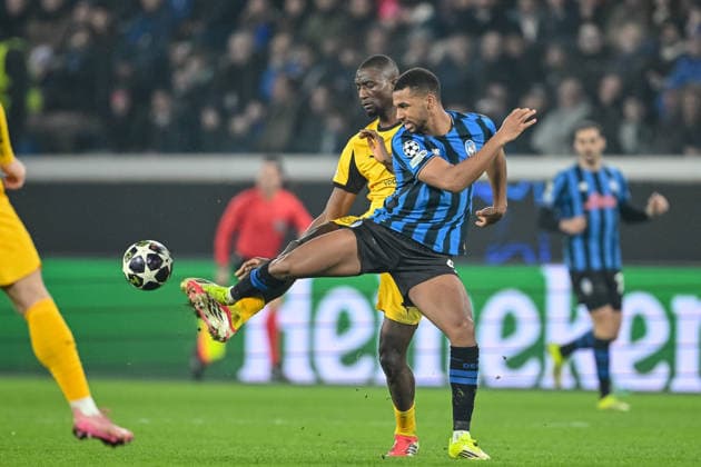 Serhou Guirassy (Borussia Dortmund) and Isak Hien (Atalanta BC) battle for the ball during the UEFA Champions League 2025 26 League Knockout Play-off Second Leg match between Atalanta BC and Borussia Dortmund at Stadio di Bergamo on February 25, 2026 in Bergamo, Italy. (Photo by Harry Langer DeFodi Images) -
