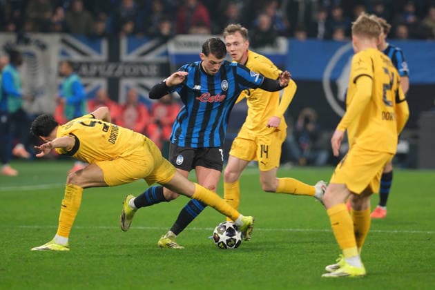 Atalanta BC v Borussia Dortmund - UEFA Champions League 2025 26 League Knockout Play-off Second Leg Lazar Samardzic of Atalanta BC 1907 is in action during the UEFA Champions League 2025 2026, Playoff Phase MD2 football match between Atalanta BC and Borussia Dortmund at New Balance Arena in Bergamo, Italy, on February 25, 2026. Bergamo Italy Italy  Copyright: xRobertoxTommasinix originalFilename:tommasini-atalanta260225_np3NG.jpg