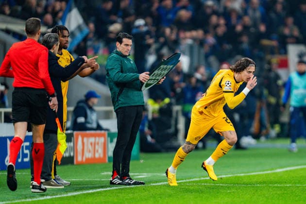 25.02.2026, Atalanta Bergamo vs. Borussia Dortmund, UEFA Champions League, Playoffs-Rückspiel Einwechselung Carney Chukwuemeka (Borussia Dortmund, 17) Fabio Silva (Borussia Dortmund, 21) Regulations prohibit any use of photographs as image sequences and or quasi video Copyright: xBahhoxKarax