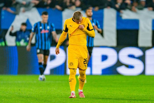 25.02.2026, Atalanta Bergamo vs. Borussia Dortmund, UEFA Champions League, Playoffs-Rückspiel Tor zum 3:0 durch Mario Pasalic (Atalanta Bergamo) Daniel Svensson (Borussia Dortmund, 24) Regulations prohibit any use of photographs as image sequences and or quasi video Copyright: xBahhoxKarax