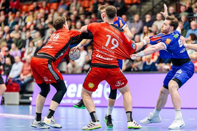 v.l. Sven Wesseling (TuS N-Luebbecke, 24), Elias Huber (HBW Balingen-Weilstetten, 07), Yannick Draeger (TuS N-Luebbecke, 19), Stefan Bauer (HBW Balingen-Weilstetten, 99) GER, TuS N-Luebbecke vs. HBW Balingen-Weilstetten, Handball, 2. Bundesliga, 21. Spieltag, Spielzeit 2025 2026, 25.02.2026 GER, TuS N-Luebbecke vs. HBW Balingen-Weilstetten, Handball, 2. Bundesliga, 21. Spieltag, Spielzeit 2025 2026, 25.02.2026 Luebbecke Copyright: xEibner-Pressefoto JanxRollingerx EP_JSK