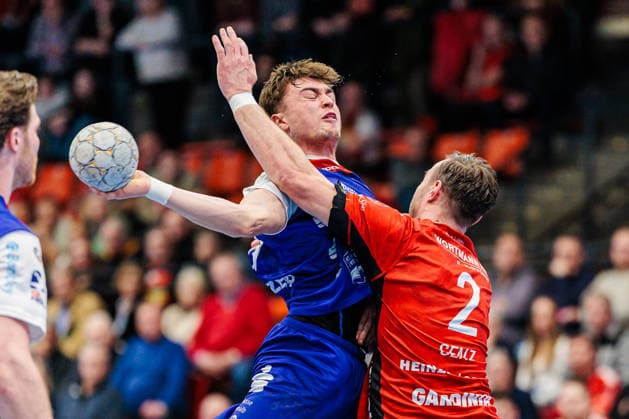 v.l. Elias Huber (HBW Balingen-Weilstetten, 07), Jo Gerrit Genz (TuS N-Luebbecke, 02) GER, TuS N-Luebbecke vs. HBW Balingen-Weilstetten, Handball, 2. Bundesliga, 21. Spieltag, Spielzeit 2025 2026, 25.02.2026 GER, TuS N-Luebbecke vs. HBW Balingen-Weilstetten, Handball, 2. Bundesliga, 21. Spieltag, Spielzeit 2025 2026, 25.02.2026 Luebbecke Copyright: xEibner-Pressefoto JanxRollingerx EP_JSK