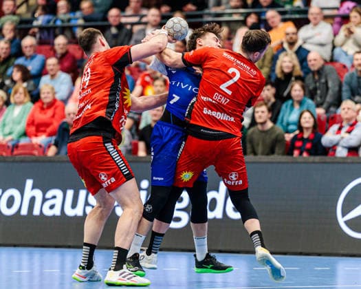 v.l. Yannick Draeger (TuS N-Luebbecke, 19), Elias Huber (HBW Balingen-Weilstetten, 07), Jo Gerrit Genz (TuS N-Luebbecke, 02) GER, TuS N-Luebbecke vs. HBW Balingen-Weilstetten, Handball, 2. Bundesliga, 21. Spieltag, Spielzeit 2025 2026, 25.02.2026 GER, TuS N-Luebbecke vs. HBW Balingen-Weilstetten, Handball, 2. Bundesliga, 21. Spieltag, Spielzeit 2025 2026, 25.02.2026 Luebbecke Copyright: xEibner-Pressefoto JanxRollingerx EP_JSK