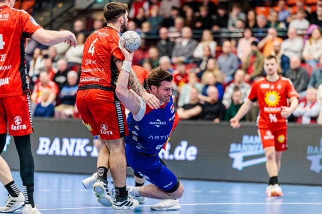 v.l. Max Santos (TuS N-Luebbecke, 04), Stefan Bauer (HBW Balingen-Weilstetten, 99), Jo Gerrit Genz (TuS N-Luebbecke, 02) GER, TuS N-Luebbecke vs. HBW Balingen-Weilstetten, Handball, 2. Bundesliga, 21. Spieltag, Spielzeit 2025 2026, 25.02.2026 GER, TuS N-Luebbecke vs. HBW Balingen-Weilstetten, Handball, 2. Bundesliga, 21. Spieltag, Spielzeit 2025 2026, 25.02.2026 Luebbecke Copyright: xEibner-Pressefoto JanxRollingerx EP_JSK