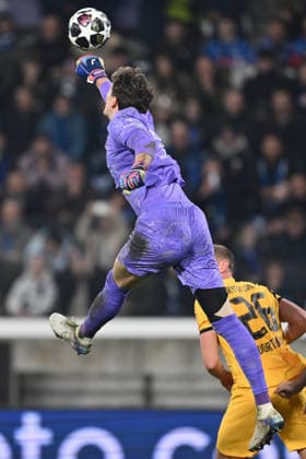 Atalanta BC v Borussia Dortmund - UEFA Champions League 2025 26 League Knockout Play-off Second Leg Gregor Kobel of Borussia Dortmund is in action during the UEFA Champions League 2025 26 League Knockout Play-off Second Leg match between Atalanta B.C. and Borussia Dortmund at the Bergamo Stadium in Bergamo, Italy, on February 25, 2026. Bergamo Italy Italy  Copyright: xDomenicoxCippitellix originalFilename:cippitelli-atalanta260225_npqR6.jpg