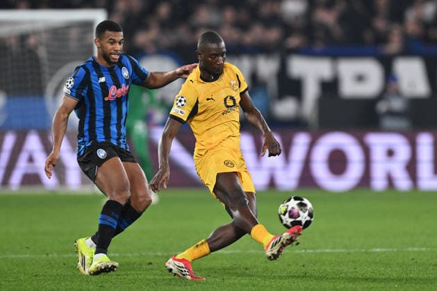 Atalanta BC v Borussia Dortmund - UEFA Champions League 2025 26 League Knockout Play-off Second Leg Isak Hien of Atalanta B.C. and Serhou Guirassy of Borussia Dortmund are in action during the UEFA Champions League 2025 26 League Knockout Play-off Second Leg match between Atalanta B.C. and Borussia Dortmund at the Bergamo Stadium in Bergamo, Italy, on February 25, 2026. Bergamo Italy Italy  Copyright: xDomenicoxCippitellix originalFilename:cippitelli-atalanta260225_np6hH.jpg