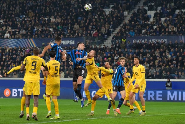 Atalanta BC v Borussia Dortmund - UEFA Champions League 2025 26 League Knockout Play-off Second Leg Gianluca Scamacca of Atalanta BC 1907 contrasts with Waldemar Anton of Ballspielverein Borussia 09 Dortmund during the UEFA Champions League 2025 2026, Playoff Phase MD2 football match between Atalanta BC and Borussia Dortmund at New Balance Arena in Bergamo, Italy, on February 25, 2026. Bergamo Italy Italy  Copyright: xRobertoxTommasinix originalFilename:tommasini-atalanta260225_npkSj.jpg