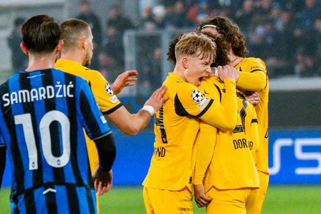 25.02.2026, Atalanta Bergamo vs. Borussia Dortmund, UEFA Champions League, Playoffs-Rückspiel Tor zum 3:1 durch Karim Adeyemi (Borussia Dortmund, 27) Jubel mit Daniel Svensson (Borussia Dortmund, 24) Regulations prohibit any use of photographs as image sequences and or quasi video Copyright: xBahhoxKarax