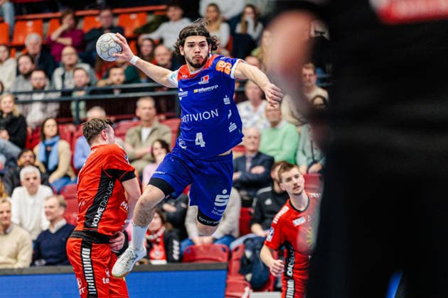 v.l. Jo Gerrit Genz (TuS N-Luebbecke, 02), Tim Ruggiero-Matthes (HBW Balingen-Weilstetten, 04) GER, TuS N-Luebbecke vs. HBW Balingen-Weilstetten, Handball, 2. Bundesliga, 21. Spieltag, Spielzeit 2025 2026, 25.02.2026 GER, TuS N-Luebbecke vs. HBW Balingen-Weilstetten, Handball, 2. Bundesliga, 21. Spieltag, Spielzeit 2025 2026, 25.02.2026 Luebbecke Copyright: xEibner-Pressefoto JanxRollingerx EP_JSK