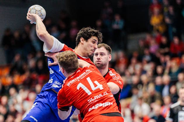 v.l. Yonatan Dayan (HBW Balingen-Weilstetten, 34), Alexander Schulze (TuS N-Luebbecke, 14), Yannick Draeger (TuS N-Luebbecke, 19) GER, TuS N-Luebbecke vs. HBW Balingen-Weilstetten, Handball, 2. Bundesliga, 21. Spieltag, Spielzeit 2025 2026, 25.02.2026 GER, TuS N-Luebbecke vs. HBW Balingen-Weilstetten, Handball, 2. Bundesliga, 21. Spieltag, Spielzeit 2025 2026, 25.02.2026 Luebbecke Copyright: xEibner-Pressefoto JanxRollingerx EP_JSK