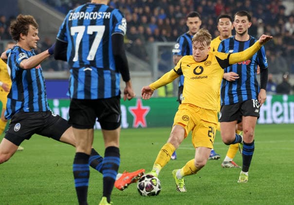 Foto IPP Roberto Bregani Bergamo 25-02-2026 Calcio UEFA Champions League 2025 2026, Atalanta vs Borussia Dortmund Nella foto Daniel Svensson del Borussia Dortmund in azione contro Giorgio Scalvini dell Atalanta. Italy Photo Press World Copyright. italy ITALY  Copyright: xR4924_italyphotopressx