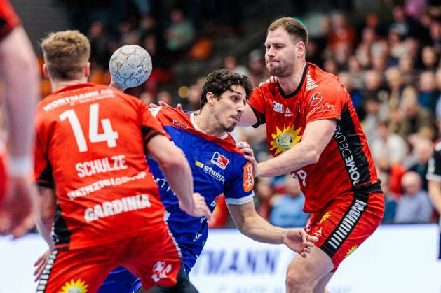 v.l. Alexander Schulze (TuS N-Luebbecke, 14), Yonatan Dayan (HBW Balingen-Weilstetten, 34), Yannick Draeger (TuS N-Luebbecke, 19) GER, TuS N-Luebbecke vs. HBW Balingen-Weilstetten, Handball, 2. Bundesliga, 21. Spieltag, Spielzeit 2025 2026, 25.02.2026 GER, TuS N-Luebbecke vs. HBW Balingen-Weilstetten, Handball, 2. Bundesliga, 21. Spieltag, Spielzeit 2025 2026, 25.02.2026 Luebbecke Copyright: xEibner-Pressefoto JanxRollingerx EP_JSK