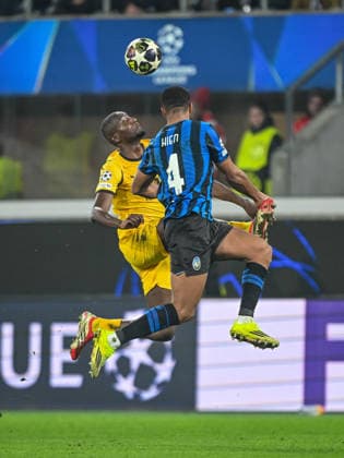 Serhou Guirassy (Borussia Dortmund) and Isak Hien (Atalanta BC) battle for the ball during the UEFA Champions League 2025 26 League Knockout Play-off Second Leg match between Atalanta BC and Borussia Dortmund at Stadio di Bergamo on February 25, 2026 in Bergamo, Italy. (Photo by Harry Langer DeFodi Images) -