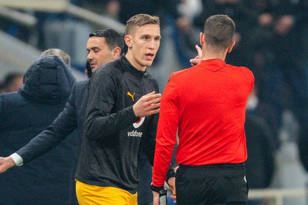 25.02.2026, Atalanta Bergamo vs. Borussia Dortmund, UEFA Champions League, Playoffs-Rückspiel Nico Schlotterbeck (Borussia Dortmund, 4) Rote Karte Regulations prohibit any use of photographs as image sequences and or quasi video Copyright: xBahhoxKarax