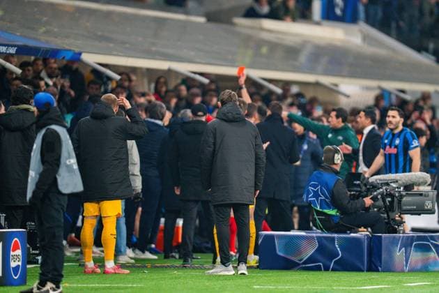 25.02.2026, Atalanta Bergamo vs. Borussia Dortmund, UEFA Champions League, Playoffs-Rückspiel Rote Karte Nico Schlotterbeck (Borussia Dortmund, 4) Regulations prohibit any use of photographs as image sequences and or quasi video Copyright: xBahhoxKarax