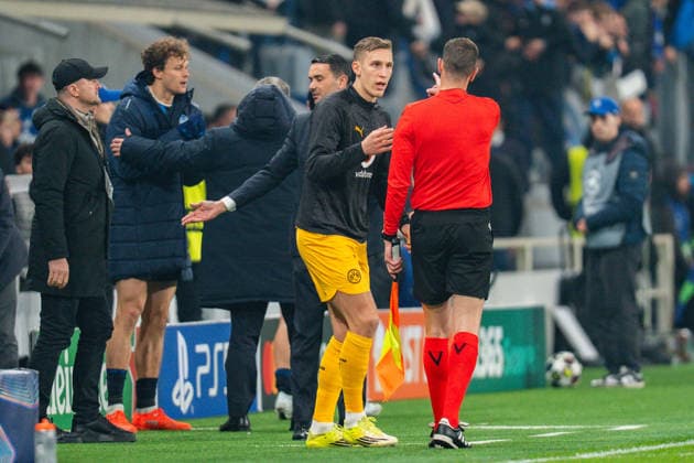 25.02.2026, Atalanta Bergamo vs. Borussia Dortmund, UEFA Champions League, Playoffs-Rückspiel Nico Schlotterbeck (Borussia Dortmund, 4) Rote Karte Regulations prohibit any use of photographs as image sequences and or quasi video Copyright: xBahhoxKarax