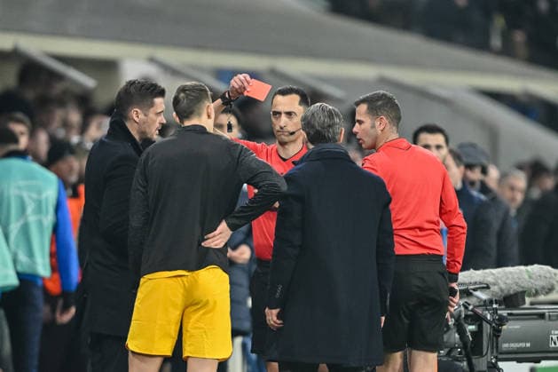Schiedsrichter Daniel Schlager and Nico Schlotterbeck (Borussia Dortmund) Referee Daniel Schlager shows Nico Schlotterbeck the red Card during the UEFA Champions League 2025 26 League Knockout Play-off Second Leg match between Atalanta BC and Borussia Dortmund at Stadio di Bergamo on February 25, 2026 in Bergamo, Italy. (Photo by Harry Langer DeFodi Images) -