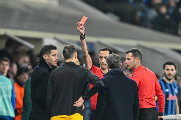 Schiedsrichter Daniel Schlager and Nico Schlotterbeck (Borussia Dortmund) Referee Daniel Schlager shows Nico Schlotterbeck the red Card during the UEFA Champions League 2025 26 League Knockout Play-off Second Leg match between Atalanta BC and Borussia Dortmund at Stadio di Bergamo on February 25, 2026 in Bergamo, Italy. (Photo by Harry Langer DeFodi Images) -