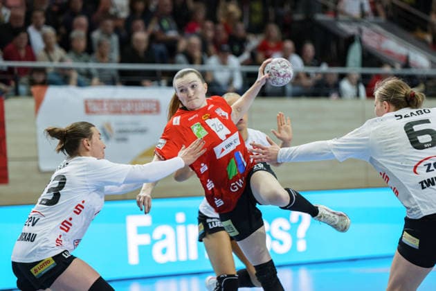 Zoe Stens (Zwickau, 73), Cara Reuthal (Halle, 26), Torhüterin Laura Szabo (Zwickau, 6), SV Union Halle-Neustadt vs. BSV Sachsen Zwickau, Alsco Handball Bundesliga Frauen, Saison 2025 26, 18. Spieltag, 25.02.2026 Halle SWH Arena Sachsen-Anhalt Deutschland