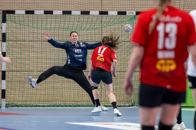 Handball Bundesliga Frauen,HBF, Saison 2025 2026 SV Union Halle-Neustadt vs.BSV Sachsen Zwickau Halle, Deutschland 25.Februar 2026: Im Bild:v.li.Torhueterin Lilly Janssen (Zwickau) und Emma Hertha (Halle) Halle Saale SWH Arena Sachsen-Anhalt Deutschland